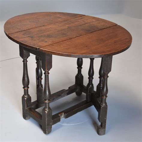 Late 17th Century Small Oak Gateleg Table Of Good Patina In Tables