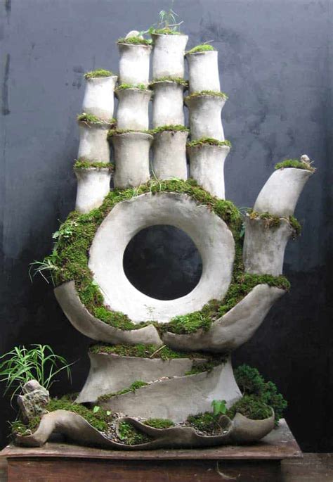 living sculptures  opiary rock  garden
