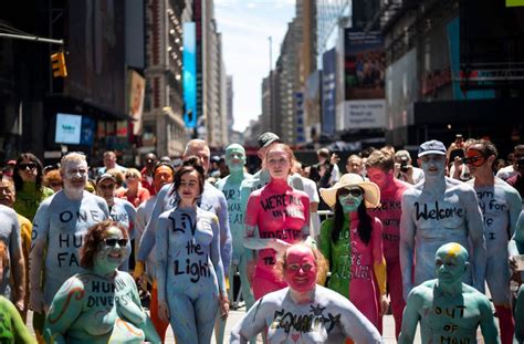 Zahlreiche Menschen Haben Sich Nackt Auf Dem New Yorker Times Square