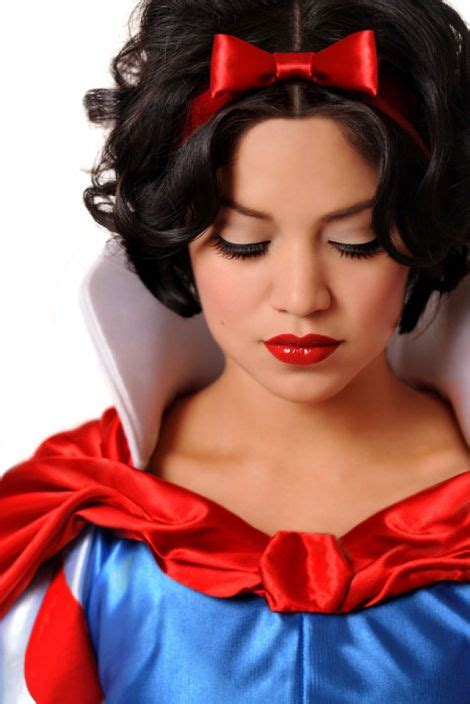 These Real Life Disney Princess Photos Are So Spot On It S Eerie Snow White Cosplay Snow