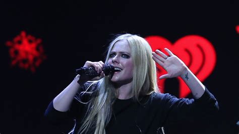 Avril Lavigne On Her Lyme Disease Im Coming Out On The Other Side