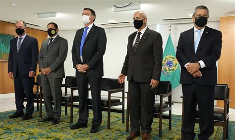 Bolsonaro Dá Posse A Seis Ministros Época Negócios Brasil