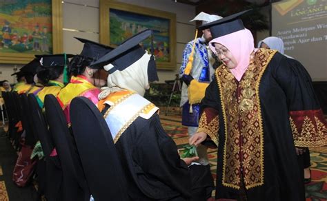 Ucapan selamat tinggal 4 bahasa engglish indonesia jawa arab wisuda tk ra annisa sragen 2014 youtube from i.ytimg.com bahasa arabnya selamat. 25+ Inspirasi Keren Ucapan Selamat Wisuda Pantun - Cerita Wisuda