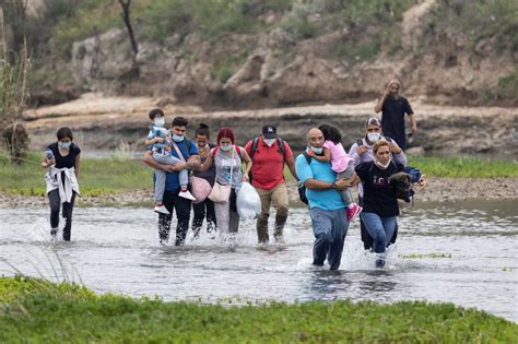 Video Shows Illegal Immigrants Streaming Across Rio Grande