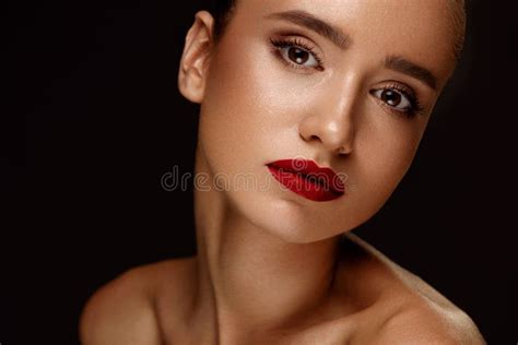 Retrato De La Belleza De La Manera Mujer Con Maquillaje Hermoso Labios Rojos Imagen De Archivo