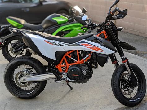 Fully adjustable rebound and compression. My New KTM 690 SMC R : supermoto