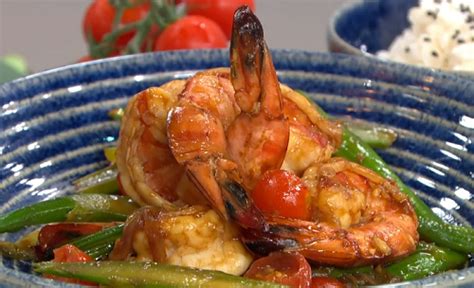Gok Wan Speedy King Prawns Stir Fry With Ginger Cherry Tomatoes And