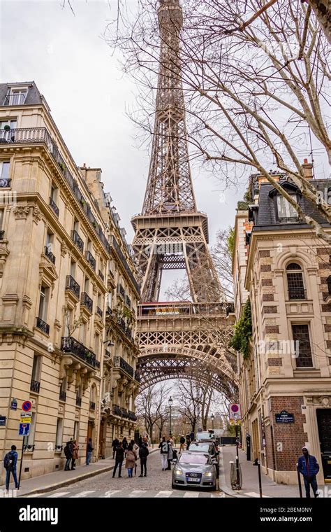La Torre Eiffel Desde La Cercana Rue De Luniversité París Francia