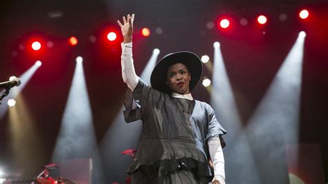Lauryn Hill Defends Being Two Hours Late To Her Concert After Fans Complain