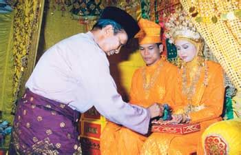 Jiran tetangga dan sahabat handai saling mengunjungi. KAUS MELO KAUS RIAU: Pernikahan Melayu Riau