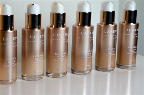 To increase coverage, simply layer where and when it is needed. Lumene Natural Glow Foundation recension - Daisy Beauty