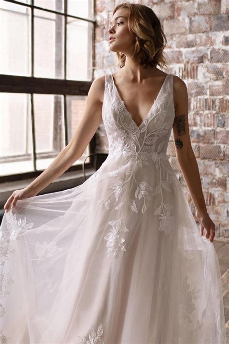 Seamless & soft leggings, bralettes, camis & more. Lace Wedding Dresses | Beach Wedding Dresses | Bridal Shop ...