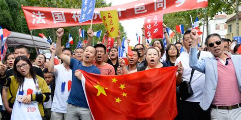 Excédés Par Les Violences Des Chinois Défilent Pour Demander La