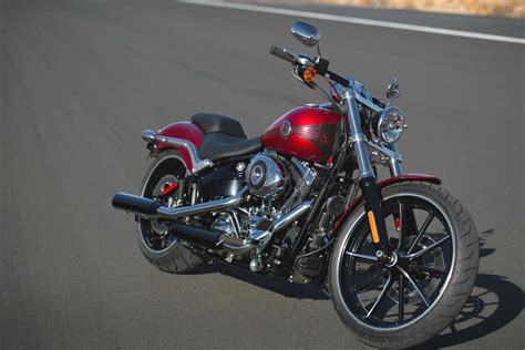 The breakout is powered by a 1745 cc engine. Racing Cafè: Harley-Davidson FXSB Breakout 2013