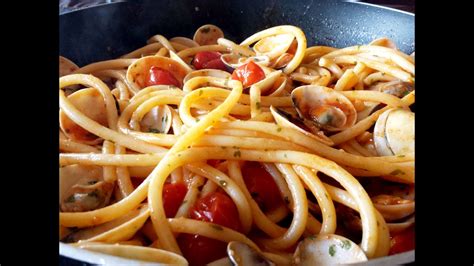 Preparazione per preparare gli spaghetti con le vongole con pomodorini, mettere in una casseruola olio, aglio sbucciato e schiacciato e lasciate appena soffriggere. Bucatini con vongole e pomodorini - Le video ricette di ...