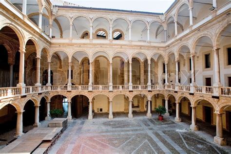 Az angyalvár hadrianus császár síremlékének épült 135 és 139 között, a halikarnasszoszi mauzóleum mintájára. Innenhof des Palazzo Reale in Palermo | Stockfoto | Colourbox