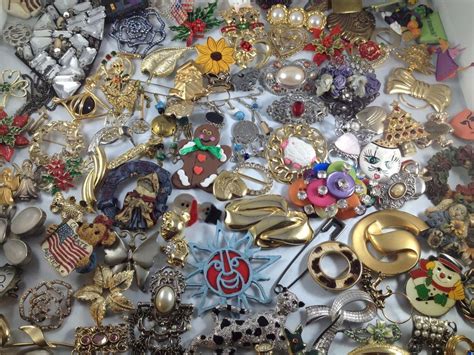 Lot Of 100 Assorted Vintage Brooch Pins Mixed Rhinestone Enamel Costume