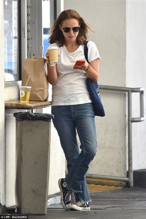Natalie Portman Stops For A Bite To Eat In Beverly Hills Daily Mail