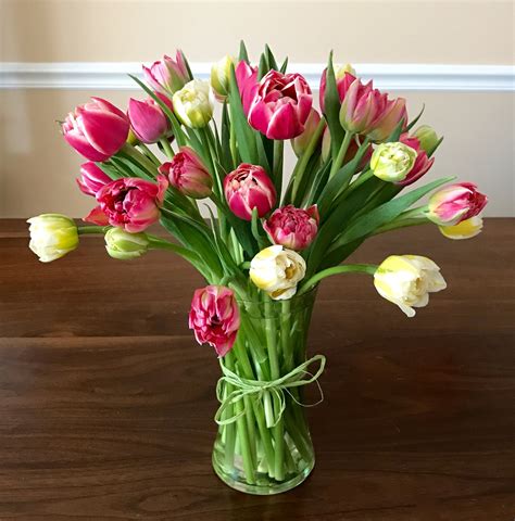simple tulip arrangement tulips arrangement fresh flowers arrangements flower decorations