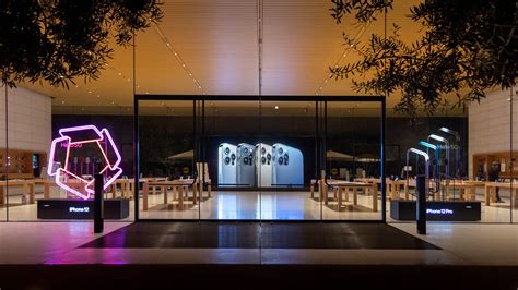 Apple Stores add glowing window displays for iPhone 12 launch - 9to5Mac