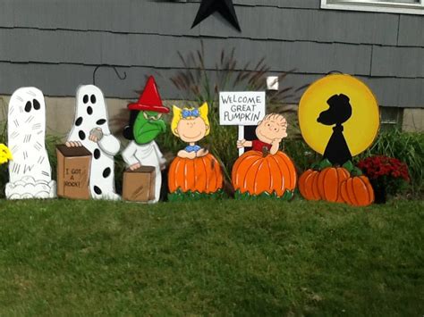Painted Set Of 6 Peanuts Halloween Yard Art Etsy Halloween Yard