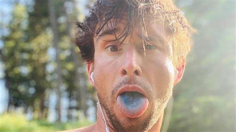 Por qué algunos influencers tienen la lengua azul