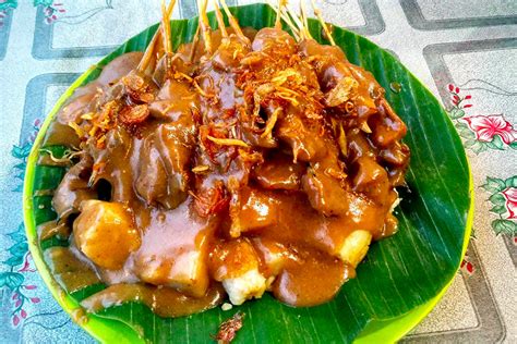 Ketupat sayur padang adalah makanan khas sumatera barat yang sering dijadikan sarapan. √ 10 Makanan Khas Sumatera Barat Yang Harus Kamu Coba ...