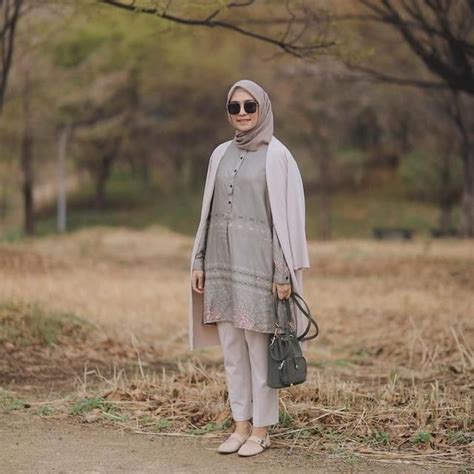10 Inspirasi Ootd Hijab Dengan Tunik Ala Mega Iskanti Mudah Ditiru Di 2021 Gaya Hijab Tunik