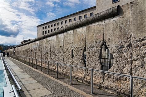 10 Facts About The Berlin Wall Almanac Surfnetkids