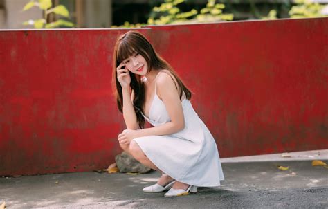 Обои улыбка улица декольте азиатка Cleavage белое платье жест Smile Street Asian