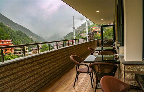 Refrigerators, microwaves, coffee makers, hair dryers, irons, ironing boards, 40 lcd cable tv's, wet bar, and a spacious work area with ergonomic chair. Restaurant - Golden Inn Hotel