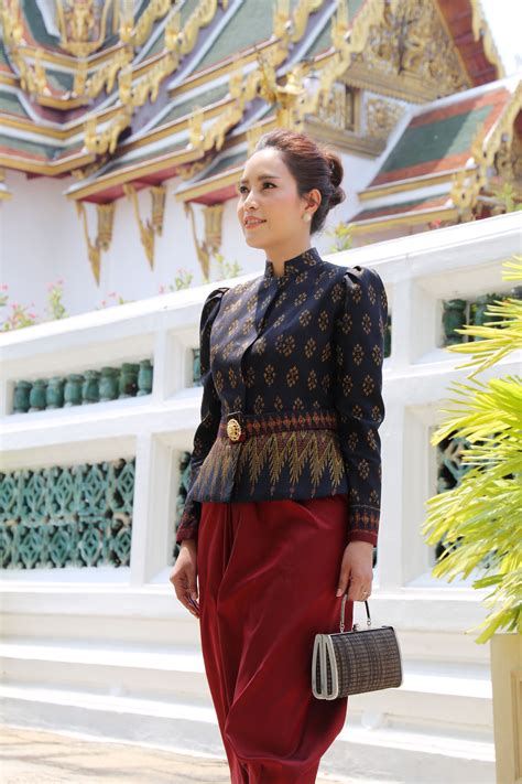 Pin By Penphan Lamluang On Thai Style Thai Silk Dresses Thai Dress