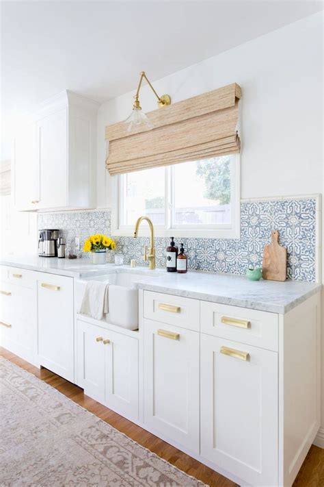 Cabinets provide a functional and fashionable way to store food, dinnerware, equipment, and other cooking necessities. 35+ Elegant White Kitchen Backsplash Design Ideas