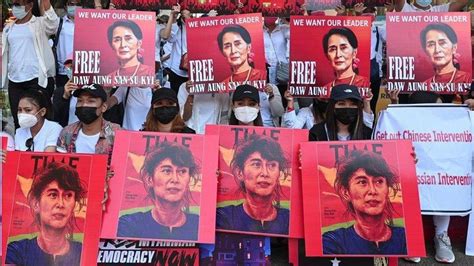 截至目前為止，據統計至少已經有54人在抗爭中被殺，1700多人被捕，包括29名記者。 除了經濟制裁外，美國加碼限制對緬甸軍事用途（military end use）的出口，如果要供應特定物品，須先獲得許可，而據了解，拿到許可的機率幾近於零。 美國商務. 泰國反政府示威不斷 陸軍司令否認政變可能性｜東森新聞
