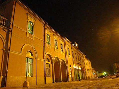 Il fabbricato viaggiatori è di evidente stile razionalista tipico delle stazioni progettate dal narducci: Stazione di Voghera