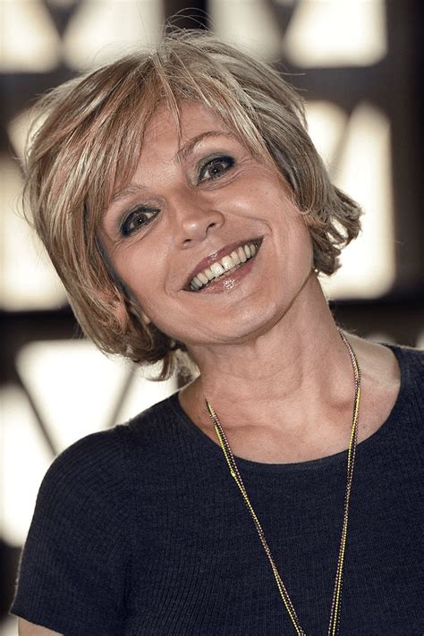 Alors que ses fidèles se rassurent, ils. Une fan d'Évelyne Dhéliat partage sa photo, à 18 ans, pour ...