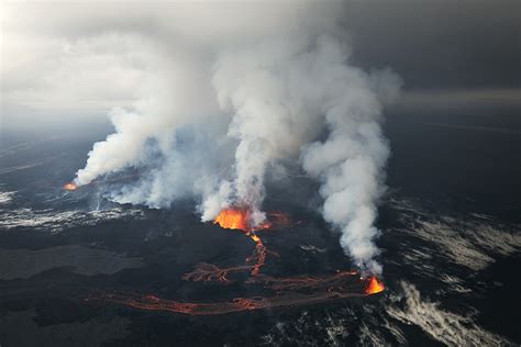 Photographer Captures Icelands Largest Volcanic Eruption In Over 200 Years