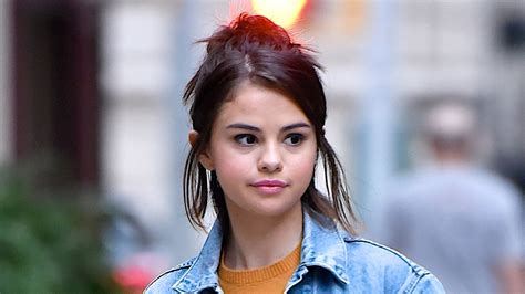 This Famous Celebrity Sibling Is Basically Selena Gomezs Doppelgänger