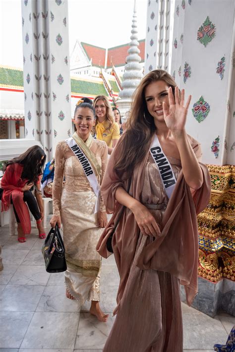 Marta Magdalena Stepien Miss Universe Canada 2018 Visits Wat Arun