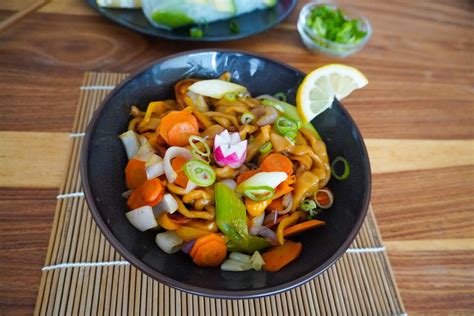 Gebratene Udon Nudeln mit Gemüse und leichter Sauce