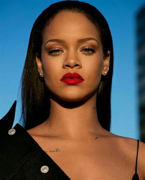 Pin By Daia On Celebridades Rihanna Fenty Beauty Rihanna Makeup Rihanna
