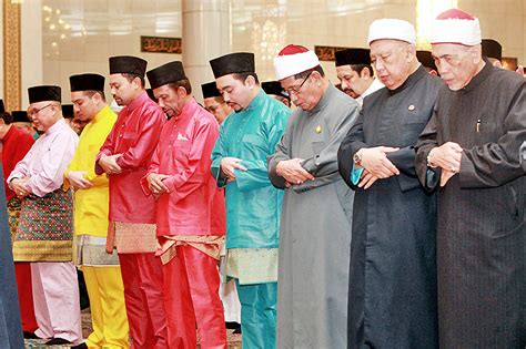 Salam aidilfitri 2021 hari raya dalam pkp. KDYMM berkenan berangkat menunaikan Sembahyang Sunat Hari ...
