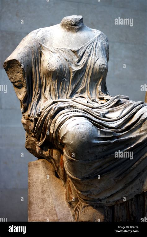 Estatua De Una Mujer Sentada A Punto De Subir Griego Posiblemente Hestia Diosa Del Hogar