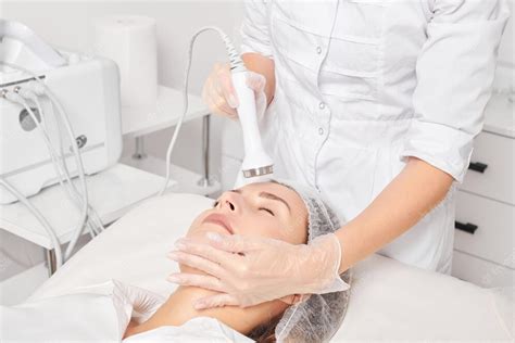 Premium Photo Cosmetologist Makes Ultrasound Skin Tightening For
