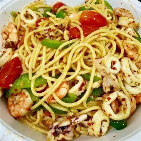 Spaghetti aglio e olio adalah spaghetti yang dimasak dengan bumbu bawang putih dan minyak. Resepi Spaghetti Aglio E Olio Mudah - Pewarna b