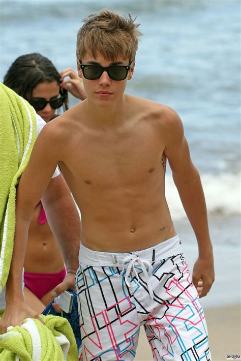 Selena At The Beach With Justin In Maui Hawaii May Hq Selena Gomez Photo