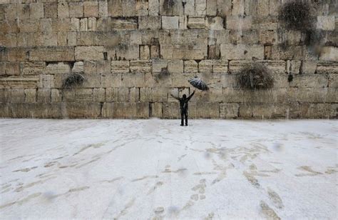32 Incredible Pictures Of A Rare Snowstorm In Jerusalem The