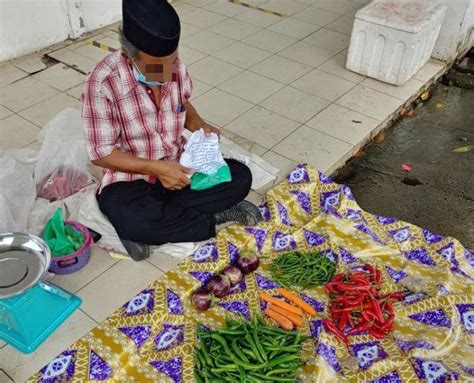 Hanya atas kertas mngisahkan dilema seorang lelaki yang mencintai dua wanita. Isteri hidap kanser telinga, pakcik OKU gigih berniaga di ...