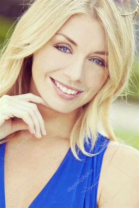 retrato de estilo instagram linda mulher loira com olhos azuis — fotografias de stock © dmbaker