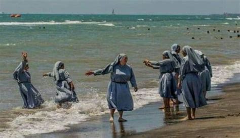 بالاترین شنای زنان راهبه در سواحل اروپایی